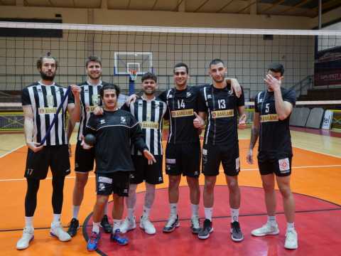 To &chi;&alpha;&mu;ό&gamma;&epsilon;&lambda;&omicron; &epsilon;&pi;έ&sigma;&tau;&rho;&epsilon;&psi;&epsilon; &sigma;&tau;&alpha; &chi;&epsilon;ί&lambda;&eta; &tau;&omicron;&upsilon;&sigmaf; (VIDEO)