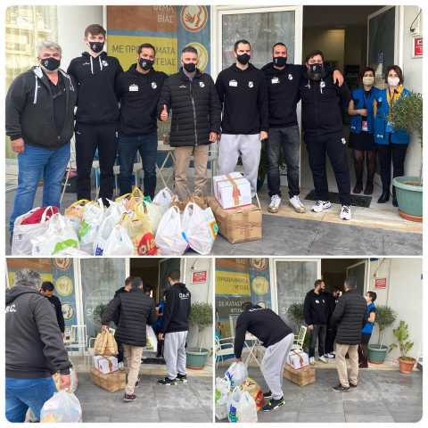 &Tau;&rho;ό&phi;&iota;&mu;&alpha; &gamma;&iota;&alpha; &tau;&omicron; "&Chi;&alpha;&mu;ό&gamma;&epsilon;&lambda;&omicron; &tau;&omicron;&upsilon; &pi;&alpha;&iota;&delta;&iota;&omicron;ύ"